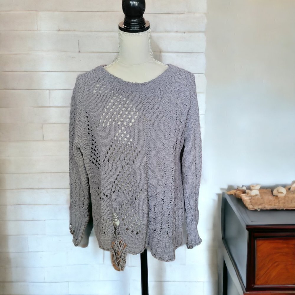 Elan Gray Cable Knit Distressed Long‎ Sleeve Pullover Sweater in Size Medium